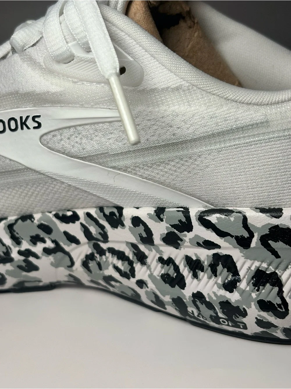 Brooks Women's Revel 9 White Running Shoe with Black Leopard Midsole size 7 - Picture 12 of 15